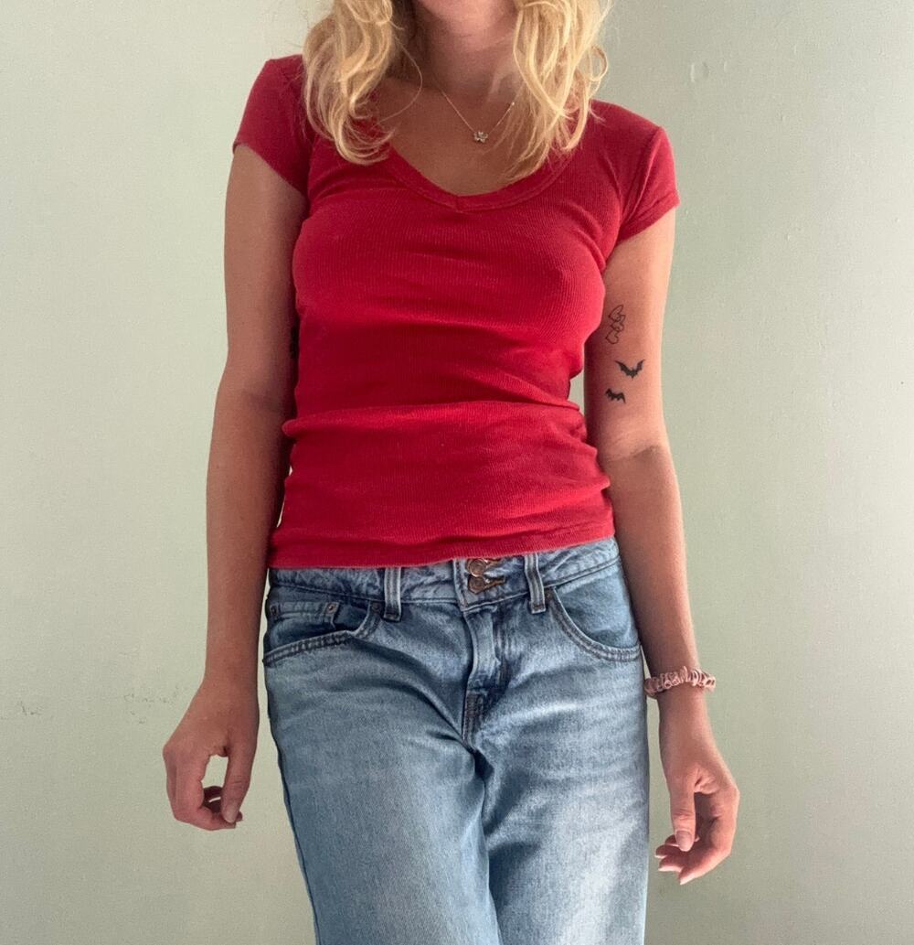 Arizona Jean Co Ribbed Fitted V Neck T Shirt Red Womens Size Medium Basics